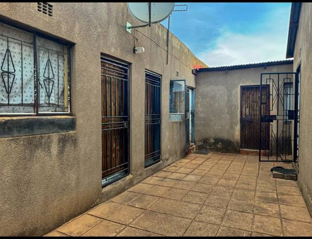2 BEDROOM HOUSE FOR SALE IN A P KHUMALO